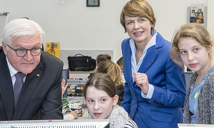 Secondary school students show Frank-Walter Steinmeier and his wife Elke Büdenbender the TUMlab. (Image: Deutsches Museum)