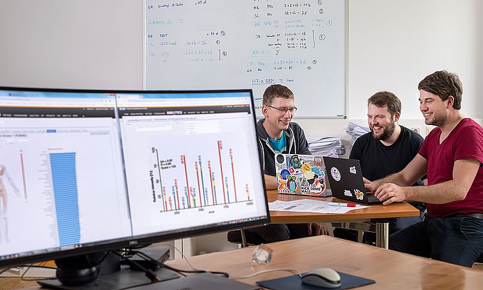 Die Autoren Mathias Wilhelm, Tobias Schmidt und Siegfried Gessulat am Lehrstuhl für Proteomik und Bioanalytik (Prof. Dr. Bernhard Küster). 