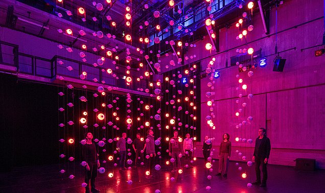 Menschen in Kunstinstallation von T. O. Roth, 2019