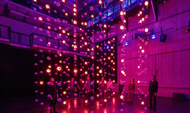 Menschen in Kunstinstallation von T. O. Roth, 2019