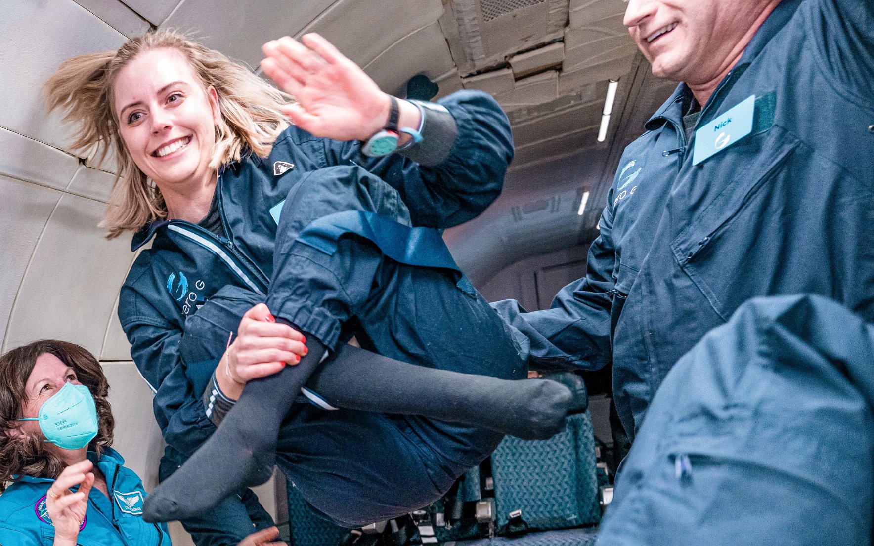 In der Schwerelosigkeit: Michaela Benthaus beim Parabelflug zusammen mit der ehemaligen NASA-Astronautin Dr. Cady Coleman (links). 