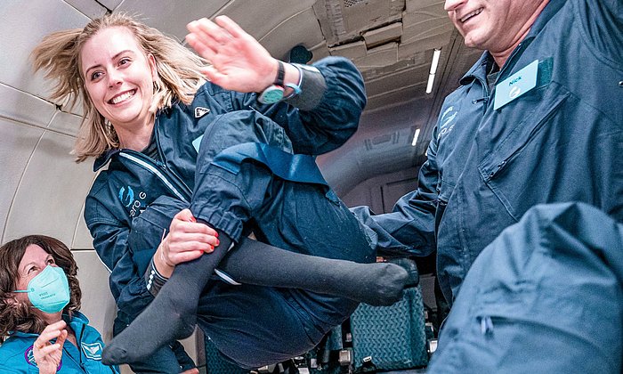 In der Schwerelosigkeit: Michaela Benthaus beim Parabelflug zusammen mit der ehemaligen NASA-Astronautin Dr. Cady Coleman (links). 