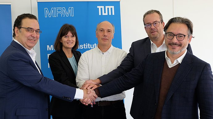 Der Letter of Intend für die „AI Alliance“ ist unterschrieben. Von links nach rechts: Alessandro Curioni von IBM, Prof. Angela Schoellig, Prof. Daniel Rixen, Prof. Eckehardt Steinebach und Prof. Sami Haddadin von der Technischen Universität München (TUM)
