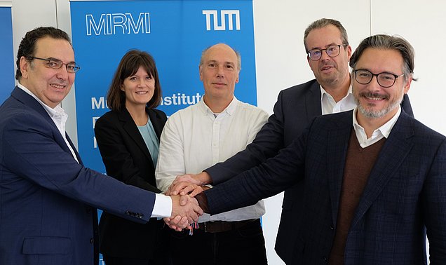 Der Letter of Intend für die „AI Alliance“ ist unterschrieben. Von links nach rechts: Alessandro Curioni von IBM, Prof. Angela Schoellig, Prof. Daniel Rixen, Prof. Eckehardt Steinebach und Prof. Sami Haddadin von der Technischen Universität München (TUM)