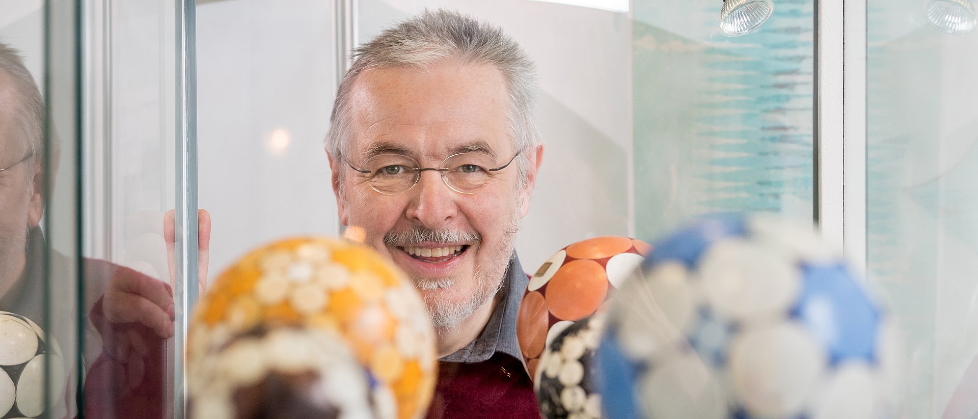 Der Mathematiker Jürgen Richter-Gebert hat den Communicator-Preis 2021 für Wissenschaftskommunikation erhalten.