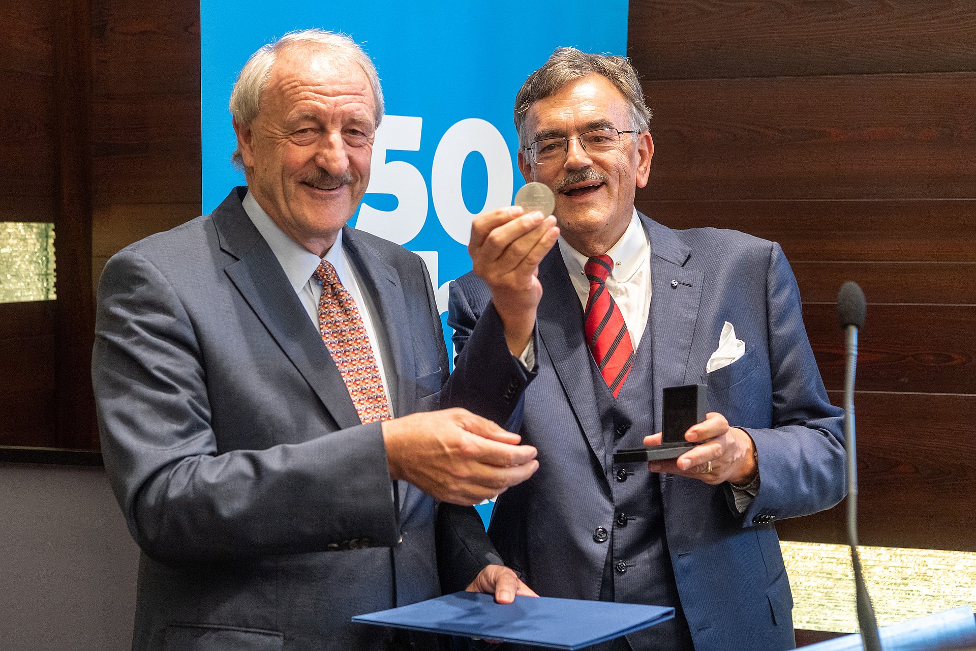 Prof. Dr. Wolfgang A. Herrmann, Präsident der TUM, (r.) verleiht Prof. Dr. Markus Schwaiger, Ärztlicher Direktor des Klinikums rechts der Isar der TUM, die Heinz Maier-Leibnitz-Medaille. 