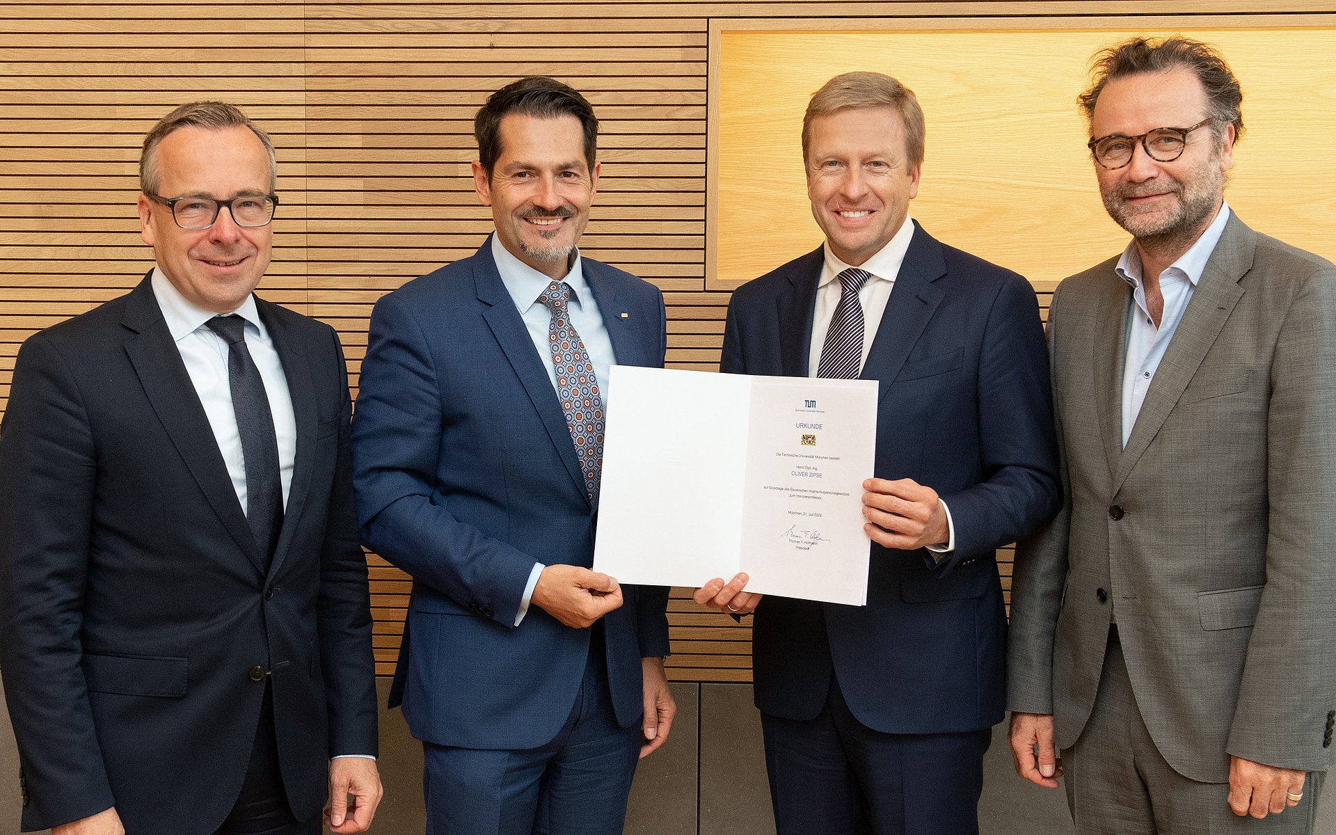 Oliver Zipse (2nd f.r.) with TUM President Thomas Hofmann (2nd f.l.) and the deans Gunther Friedl and Christoph Gehlen.