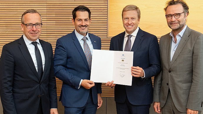 Der Praesident der Technischen Universitaet Muenchen Prof. Thomas Hofmann ueberreicht dem Vorstandsvorsitzender der BMW AG Oliver Zipse die Ernennungsurkunde zum Honorarprofessor der Technischen Universitaet Muenchen ; abgebildete Personen(v.l.n.r.) : Pro Oliver Zipse (2.v.r.) mit TUM-Präsident Thomas Hofmann (2.v.l.) und den Dekannen Gunther Friedl und Christoph Gehlen.