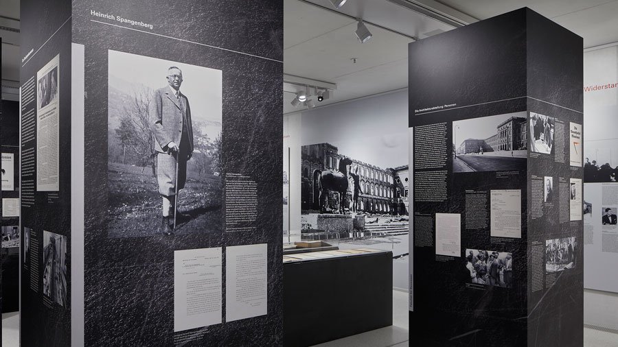 Die Ausstellung zeigt bislang unveröffentlichtes Archivmaterial. (Bild: Jens Weber) Blick in die Ausstellung