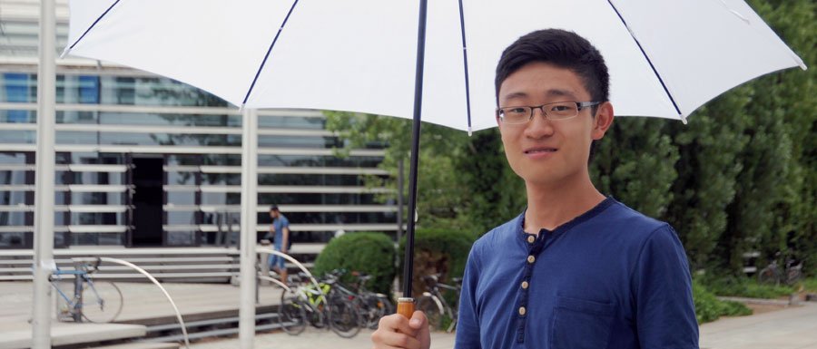 Won’t leave TUM out in the rain: David Wei from the Junge Akademie. (Photo: Maren Willkomm)