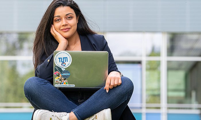 TUM student Roeya Khlifi with laptop 
