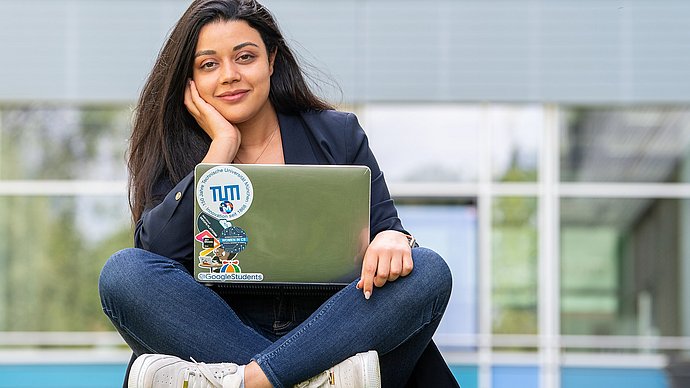 TUM student Roeya Khlifi with laptop 