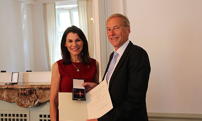 Staatsministerin Marion Kiechle überreichte Frank Bode das Bundesverdienstkreuz. (Foto: StMWK)