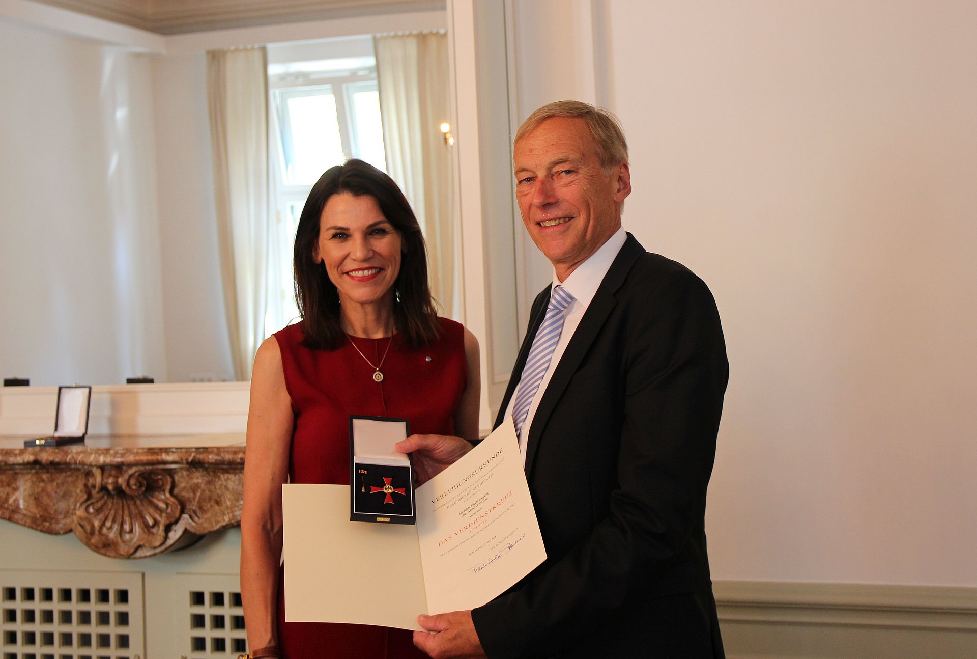 State minister Marion Kiechle presented Arndt Bode with the Federal Cross of Merit. (Photo: StMWK)
