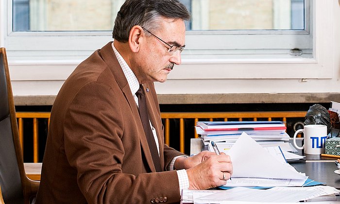 TUM-Präsident Prof. Wolfgang A. Herrmann an seinem Schreibtisch