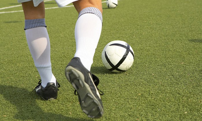 Durch Fokussierung auf die Rotation des Balls statt auf die Bewegung des Fußes, kann ein höherer Lerneffekt erzielt werden. (Foto: Franz Pfluegl / fotolia)