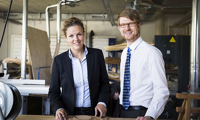 Katharina Keitz and Florian Wehner are developing small, stable and individually adaptable flow sensors. (Image: Jooß / TUM)