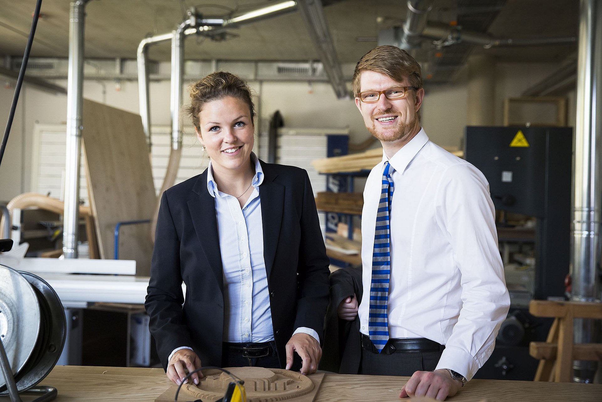 Entwickeln individuell angepasste Strömungsonden: Katharina Keitz und Florian Wehner. (Bild: Jooß / TUM)