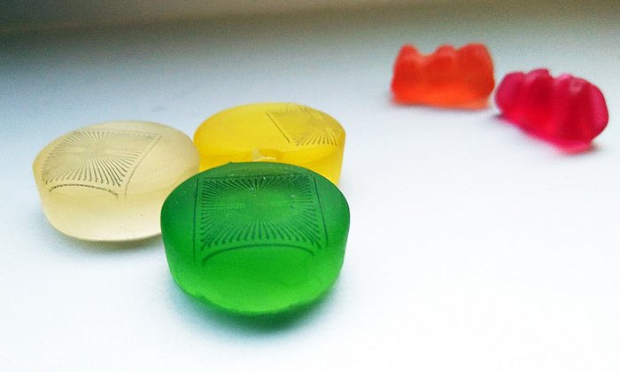 Gummi-Süßigkeiten mit aufgedruckten Mikroelektroden-Arrays.