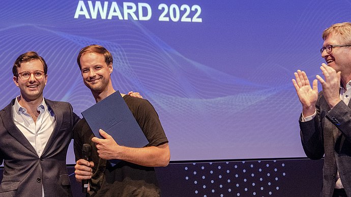 Helmut Schönenberger, Vizepräsident für Entrepreneurship, gratuliert Manuel Thurner und Konstantin Mehl von Kaia Health Software.