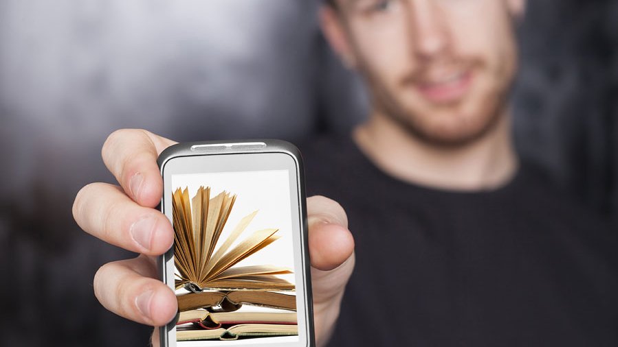 Digital oder Print: Bücher sind im Studium essentiell. (Foto: Adam Radosavljevic/Fotolia.com) Digital oder Print: Bücher sind im Studium essentiell. (Foto: Adam Radosavljevic/Fotolia.com)