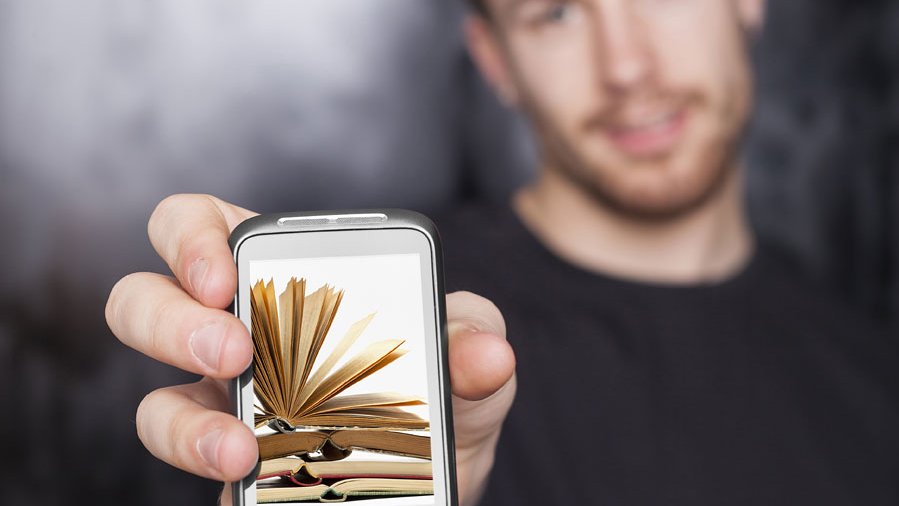 Digital or print: books are essential for a course of studies. (Photo: Adam Radosavljevic/Fotolia.com)