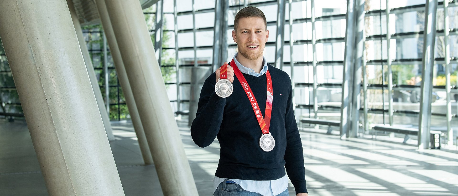 TUM-Student Florian Bauer mit seinen beiden olympischen Silbermedaillen.