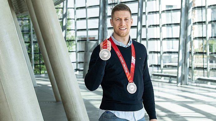 TUM-Student Florian Bauer mit seinen beiden olympischen Silbermedaillen.