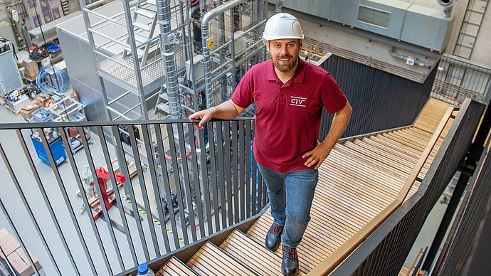 Prof. Dr.-Ing. Jakob Burger, Leiter der Professur für Chemische und Thermische Verfahrenstechnik, steht vor seiner neu errichteten Demonstrationsanlage am TUM Campus Straubing für Biotechnologie und Nachhaltigkeit.