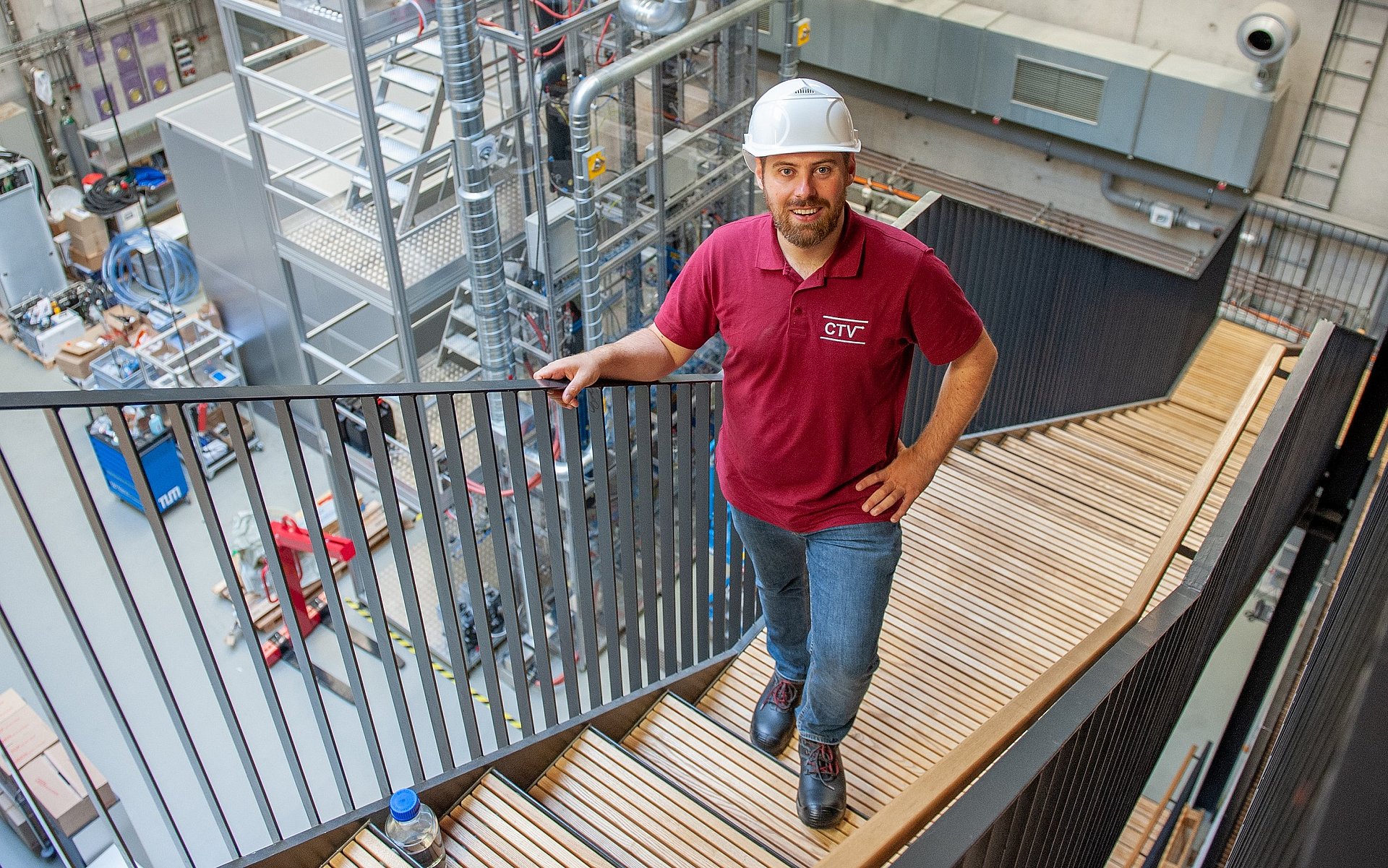 Prof. Dr.-Ing. Jakob Burger stands in front of his newly constructed demonstration plant at the TUM Campus Straubing for Biotechnology and Sustainability.