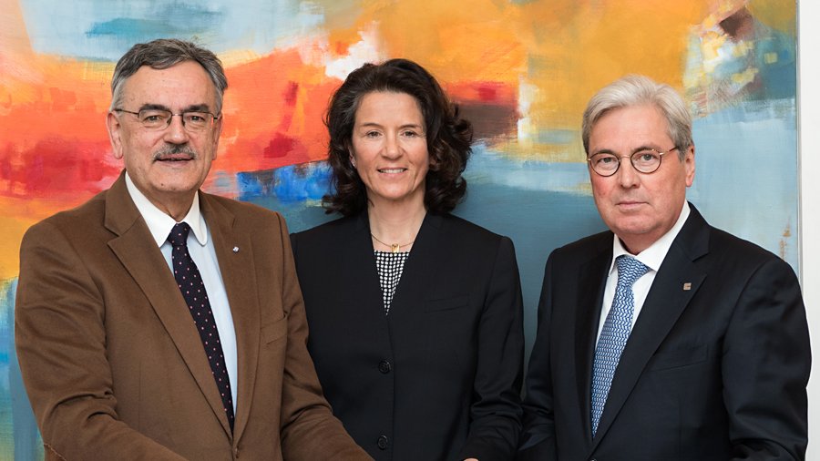 Wolfgang A. Herrmann, Präsident der TUM (links), mit Clariant-CEO Dr. Hariolf  Kottmann und Susanne Wamsler.