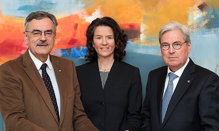 Wolfgang A. Herrmann, Präsident der TUM (links), mit Clariant-CEO Dr. Hariolf  Kottmann und Susanne Wamsler.