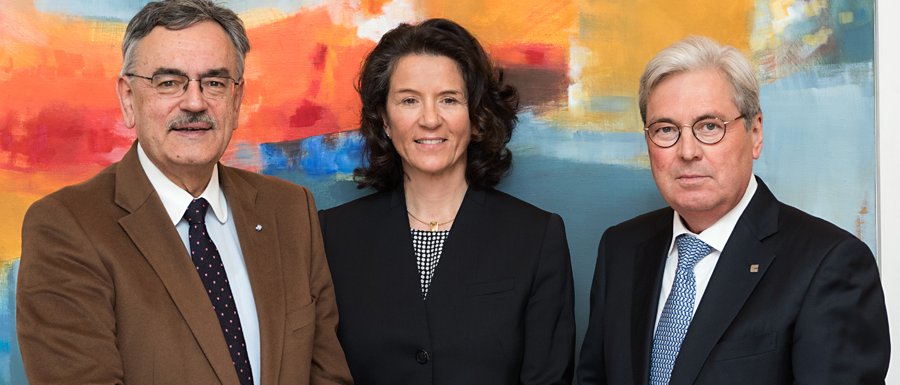 TUM-president Prof. Wolfgang A. Herrmann (left) with Clariant-CEO Dr. Hariolf Kottmann and Susanne Wamsler after signing the agreement for the new award. (Image: Benz / TUM) TUM-president Prof. Wolfgang A. Herrmann with Clariant-CEO Dr. Hariolf Kottmann and Susanne Wamsler.