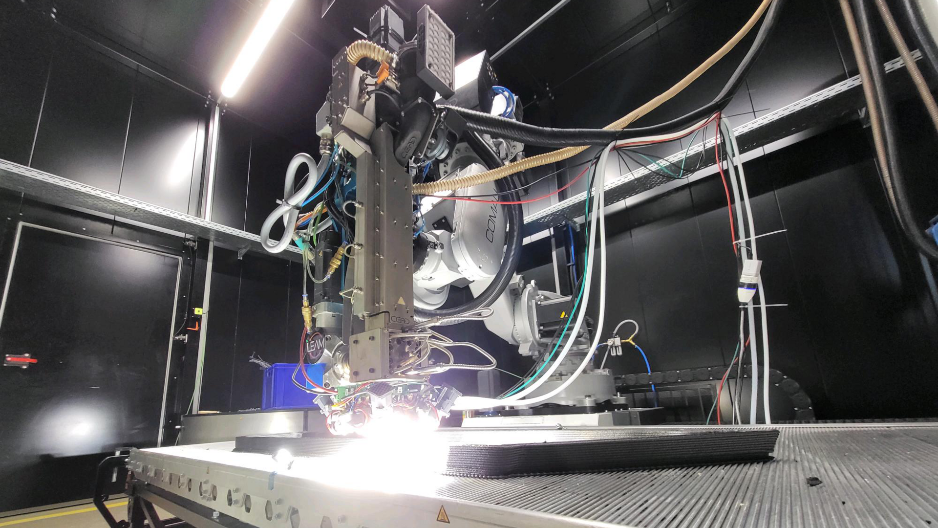 LEAM Nachrüstlösung für 3D-Drucker Hochleistungs-LED arbeiten zusammen mit einem 3D-Drucker an einem neuen Bauteil.
