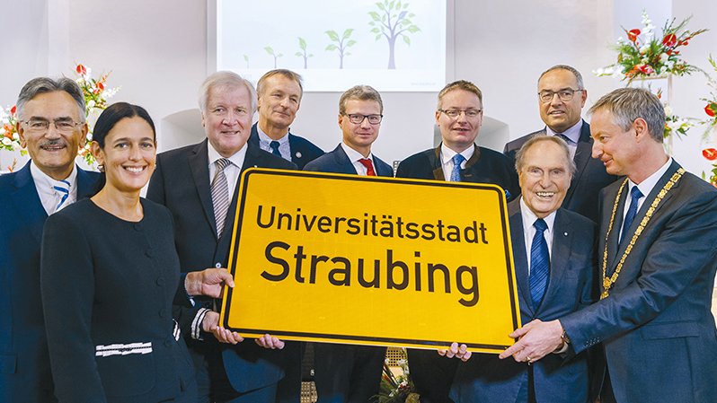 Eine symbolische Ortstafel zeigten beim Festakt im Rittersaal des Herzogschlosses in Straubing (v. l.): TUM-Präsident Prof. Wolfgang A. Herrmann, TUM-Vizepräsidentin Dr. Ana Santos Kühn, Bayerischer Ministerpräsident Horst Seehofer, Bundestagsabgeordneter Alois Rainer, Staatssekretär Bernd Sibler, Josef Zellmeier, Mitglied des Landtags, Dr. Hermann Balle, Verleger, Albert Berger, Kanzler der TUM, und Straubings Oberbürgermeister Markus Pannermayr. (Foto: Andreas Heddergott)