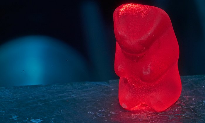 Gummy bear on the experimental set-up – Photo: Wenzel Schürmann / TUM