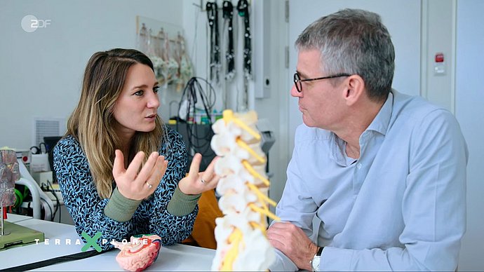 Prof. Markus Ploner (r.) und  Moderatorin Jasmina Neudecker