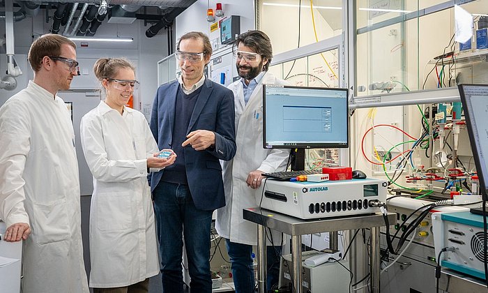 Prof. Nicolas Plumeré und sein Team