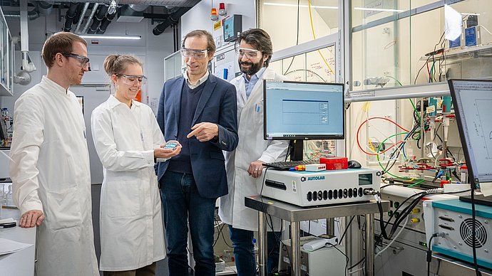 Prof. Nicolas Plumeré und sein Team