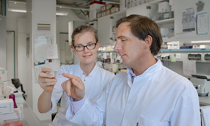 Ulrike Höckendorf und Dr. Philipp Jost diskutieren histologische Schnitte von Knochenmarkproben. (Foto: Heddergott / TUM)