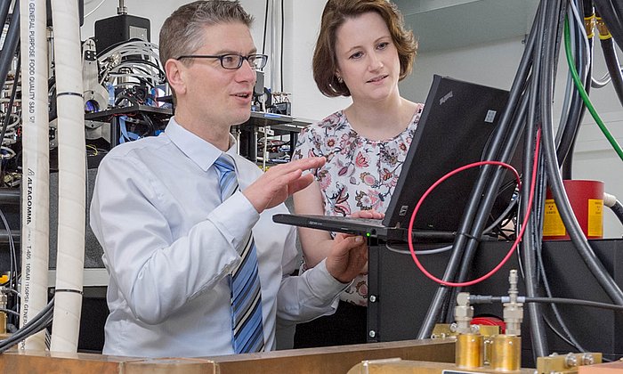 Leibniz Prize winner Prof. Franz Pfeiffer and a colleague working on a project at the miniature synchrotron MuCLS.