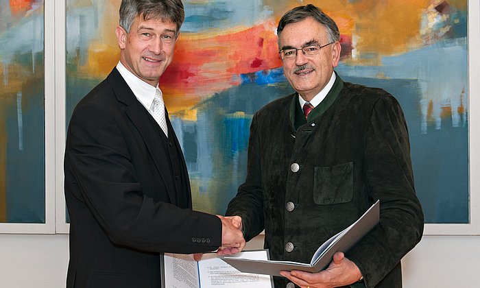 Prof. Harald Kainz (links), Rektor der TU Graz, und TUM Präsident Prof. Wolfgang A. Herrmann unterzeichneten einen gemeinsamen Kooperationsvertrag. (Foto: U. Benz / TUM)