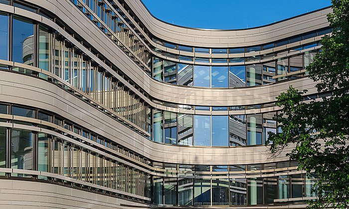 Außenansicht des Zentralinstituts für Translationale Krebsforschung der Technischen Universität München (TranslaTUM), aufgenommen an der Ecke Trogerstraße/Einsteinstraße. (Bild: A. Heddergott / TUM)