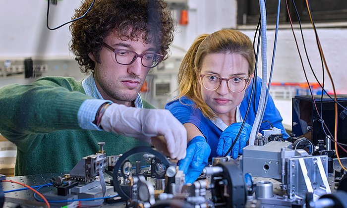 Leone Rossetti and Lara Kuntz at the STED microscope (Photo: Andreas Heddergott / TUM)