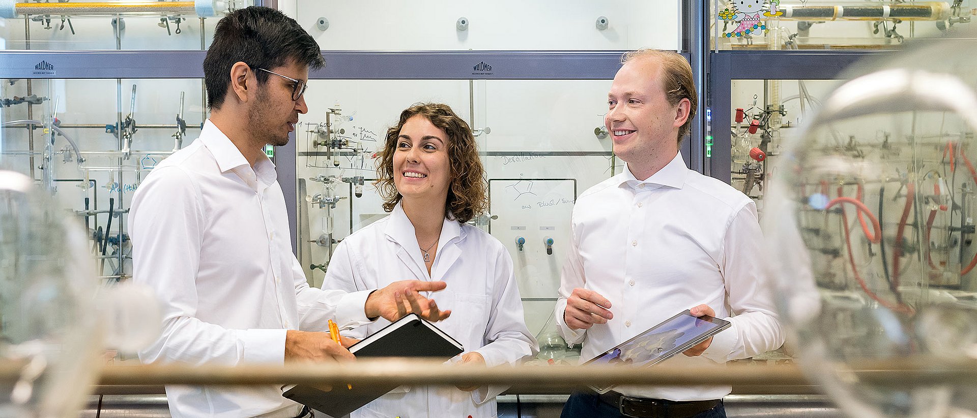 The first authors of the project in their laboratory at the Catalysis Research Center (CRC) of TUM: Dr. Batyr Garlyyev, Kathrin Kratzl and Marlon Rück (f.l.t.r.)