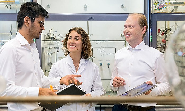 The first authors of the project in their laboratory at the Catalysis Research Center (CRC) of TUM: Dr. Batyr Garlyyev, Kathrin Kratzl and Marlon Rück (f.l.t.r.)