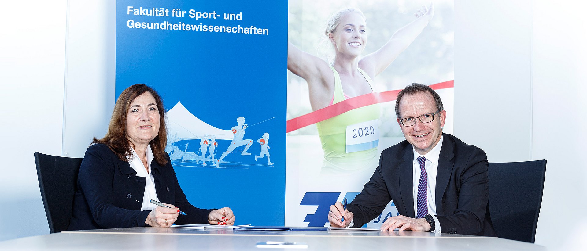 Prof. Renate Oberhoffer-Fritz (Dekanin der Fakultät für Sport- und Gesundheitswissenschaften der TUM, links) und Jörg Ammon (Präsident BLSV).