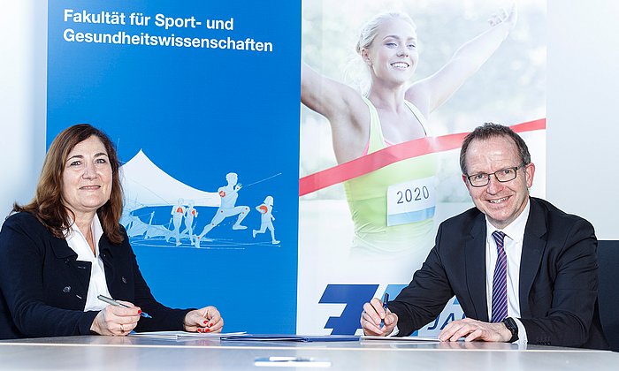 Prof. Renate Oberhoffer-Fritz (Dekanin der Fakultät für Sport- und Gesundheitswissenschaften der TUM, links) und Jörg Ammon (Präsident BLSV).
