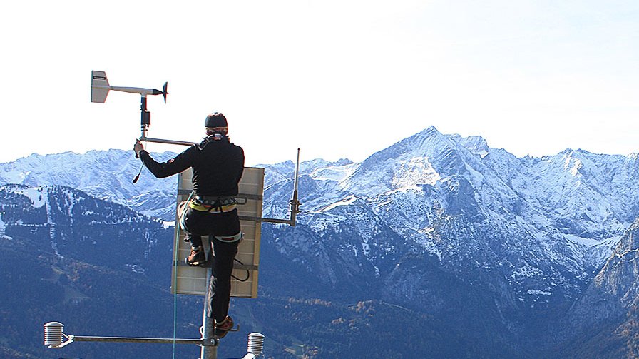 Das aktuelle Titelbild zeigt Wartungsarbeiten an der Klimastation Felsenkanzel auf dem Kramer im Werdenfelser Land.