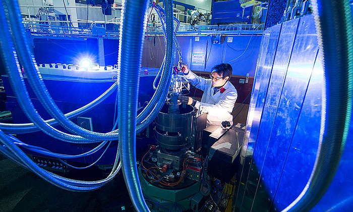 Jitae Park at the PUMA three-axis spectrometer – Photo: Volker Lannert / DAAD